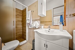 Douche, sèche-cheveux, serviettes fournies, savon