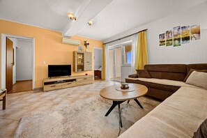 TV - Family Apartment Stinjan with Sea View (Štinjan)