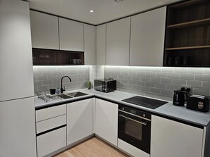 Private kitchen - Luxury 2BR 2Bath Flat in London |Balcony|Parking|Short walk to Colindale station (Edgware)