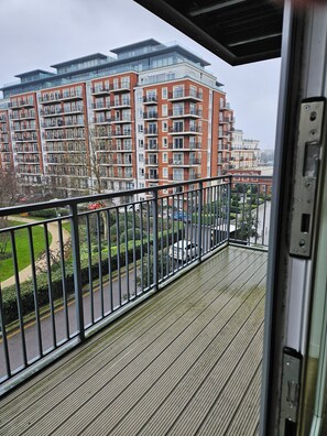 Property grounds - Luxury 2BR 2Bath Flat in London |Balcony|Parking|Short walk to Colindale station (Edgware)