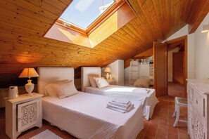 Room - Vrbo Property (Setúbal)