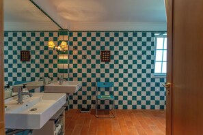 Bathroom - Vrbo Property (Setúbal)