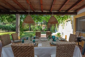 Outdoor dining - Vrbo Property (Setúbal)