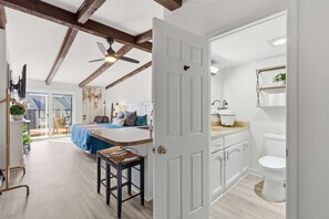 Apartamento, varias camas, balcón (70-74 Kimberling 213) | Baño | Toallas