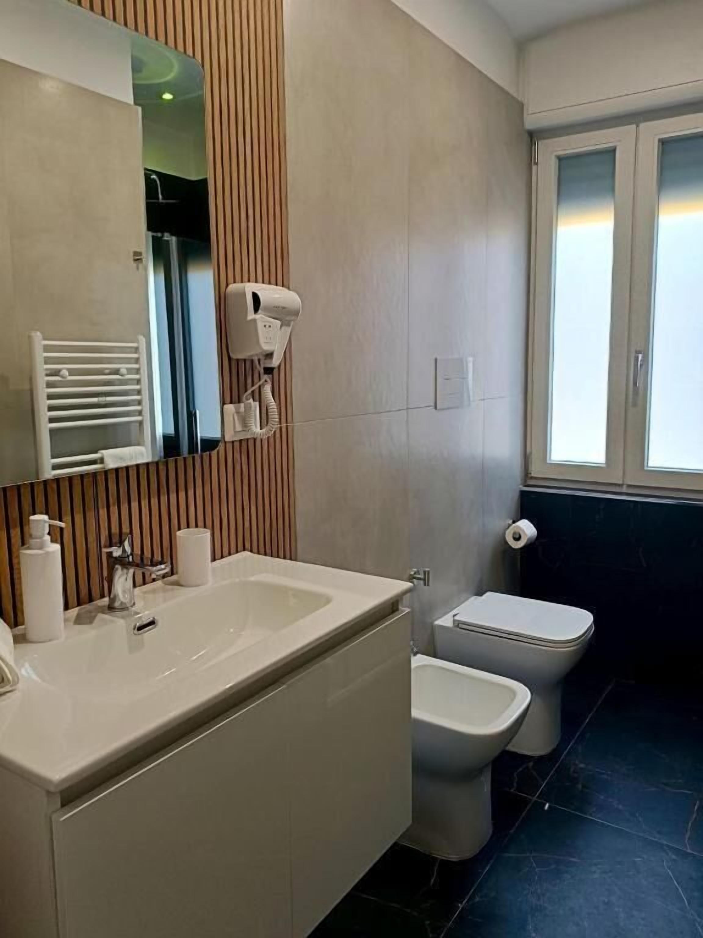 Camera doppia, vista città | Bagno