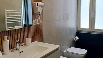 Camera doppia, vista città | Bagno