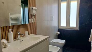 Doppelzimmer, Stadtblick | Badezimmer