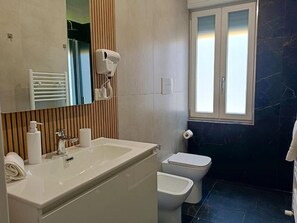 Kamar Double, pemandangan kota | Kamar mandi