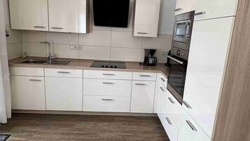 Jääkaappi, mikroaaltouuni, uuni, liesi