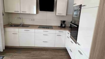 冷蔵庫、電子レンジ、オーブン、コンロ