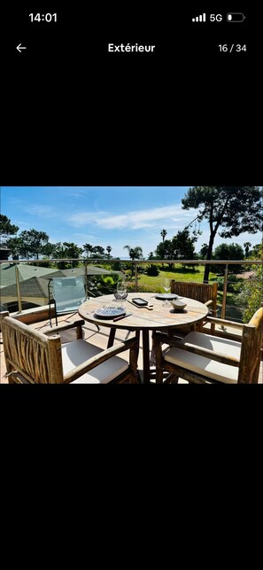 Outdoor dining - Vrbo Property (Biguglia)