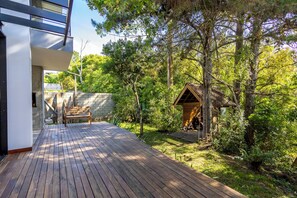 Terrace/patio - Modern house next to the park. (Curitiba)