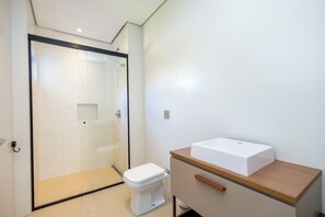 Shower, hair dryer, towels, soap - Modern house next to the park. (Curitiba)