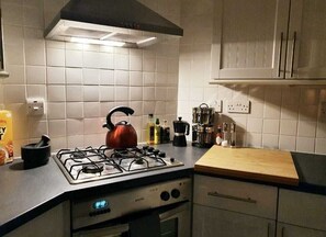 Private kitchen - Pet-Friendly, One-Bed Flat, Near Chertsey Station, Free On-Street Parking (Chertsey)