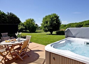 Luksusmökki, näköala puutarhaan | Ulkoruokailutilat