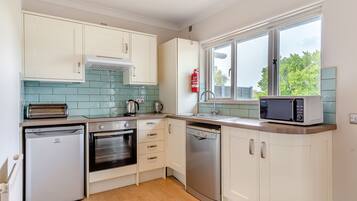 Luxury Cottage, Garden View | Private kitchen