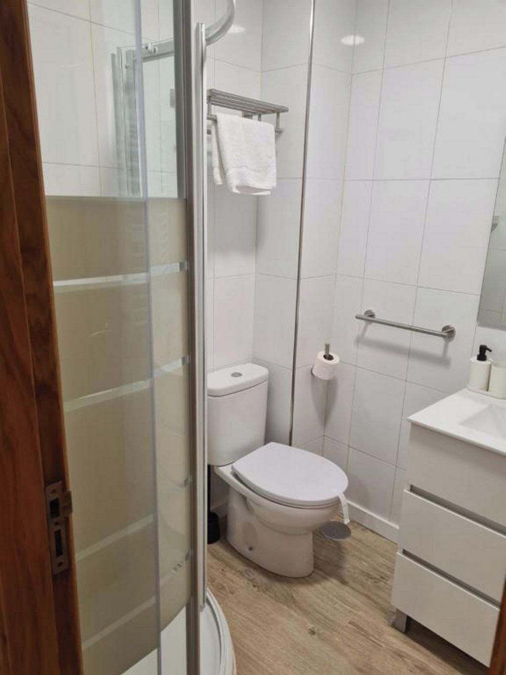 Douche, sèche-cheveux, serviettes fournies, savon