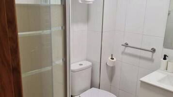 Douche, sèche-cheveux, serviettes fournies, savon