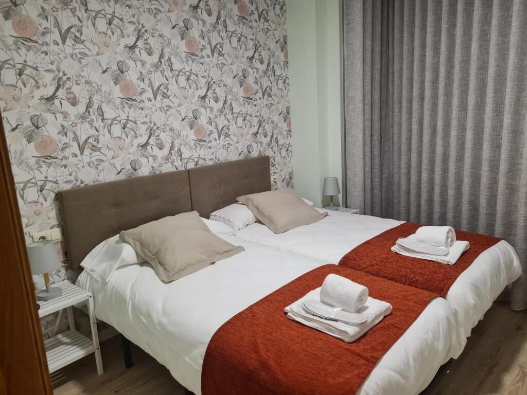 Tabla de planchar con plancha, wifi y ropa de cama 