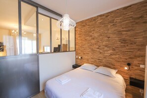 Tabla de planchar con plancha, cuna de viaje, wifi y ropa de cama 