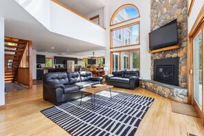 Casa, vários quartos | Área de estar | Smart TV, serviços de streaming