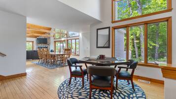 House, Multiple Bedrooms | Tempat makan