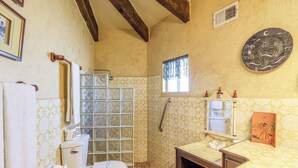 A bathroom with a toilet, shower, and sink. - Casa Puesta del Sol – Beachfront, Rocky Point (Puerto Peñasco)