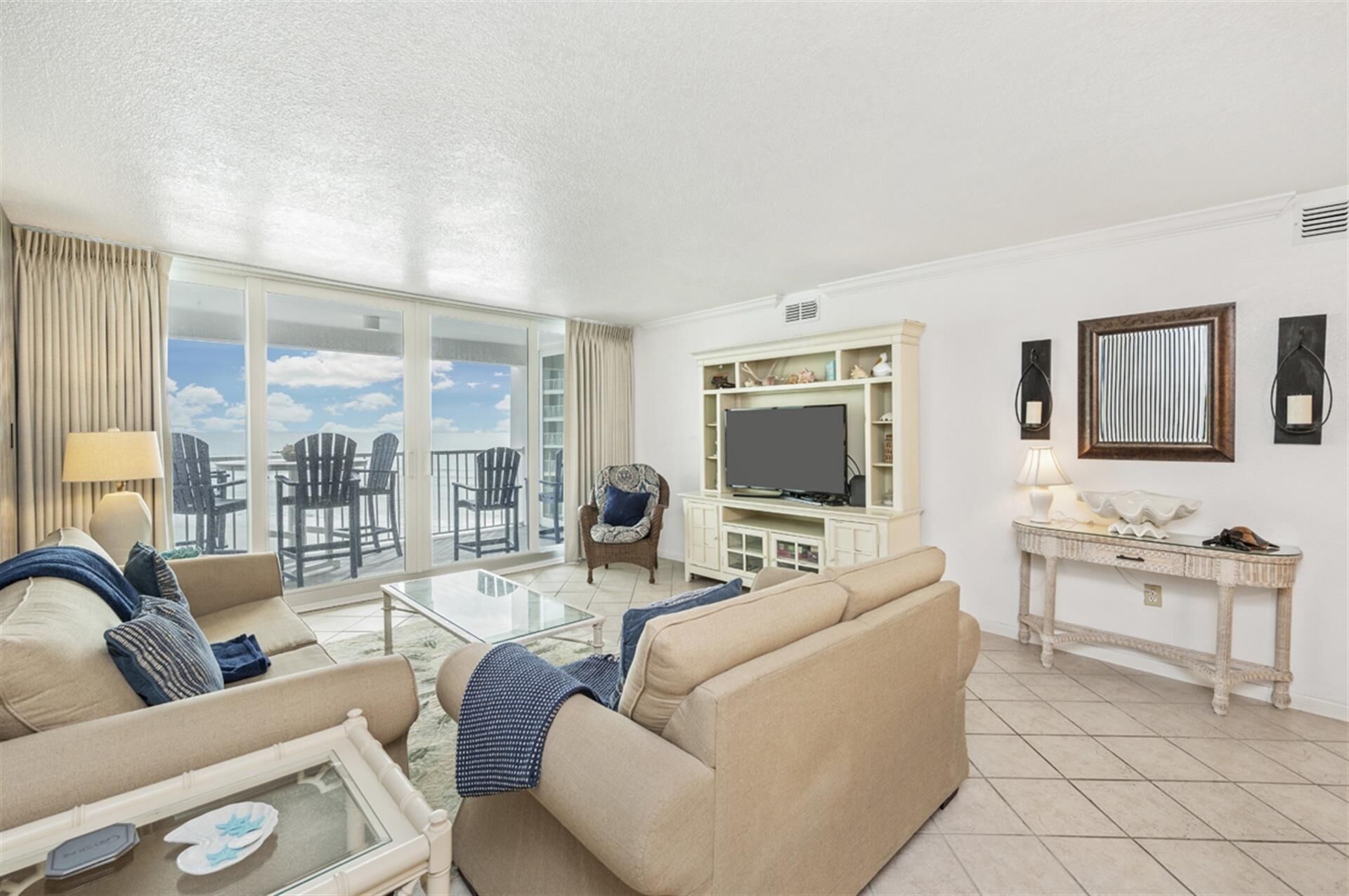 Condo, 2 Bedrooms | Living area