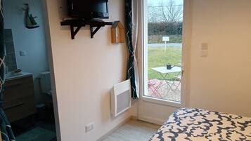 Iron/ironing board, internet, bed sheets