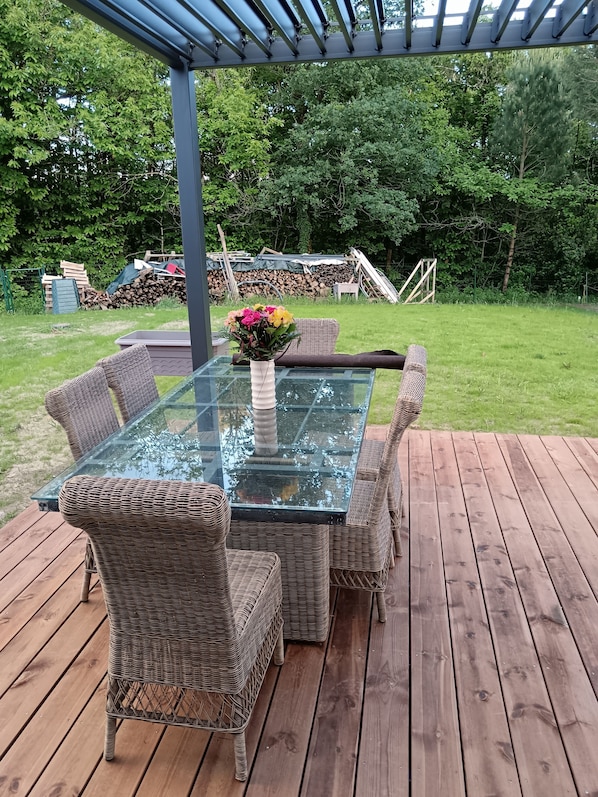 Outdoor dining - QUIET ROOM (Soubran)