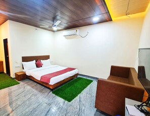 Room - The Crystal Woods Resort (Kenedipur)