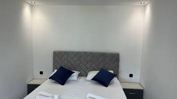 Iron/ironing board, WiFi, bed sheets