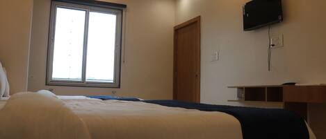 Habitación Deluxe doble, vistas a la ciudad | Escritorio y wifi gratis