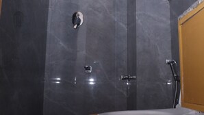 Luksusrom, byutsikt | Bad | Kombinert dusj/badekar, toalettartikler (inkludert) og hårføner