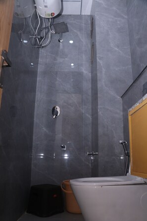 Deluxe Double Room, City View | Bathroom