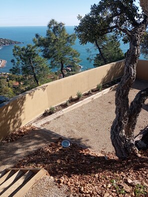 Property grounds - Villa with pool and sea view in an enclosed estate near the sea and the Esterel mountains (Théoule-sur-Mer)