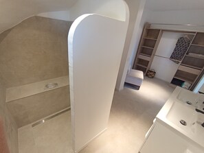 Shower, towels, toilet paper - Villa with pool and sea view in an enclosed estate near the sea and the Esterel mountains (Théoule-sur-Mer)
