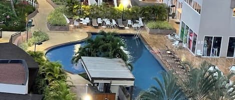 2 piscines extérieures