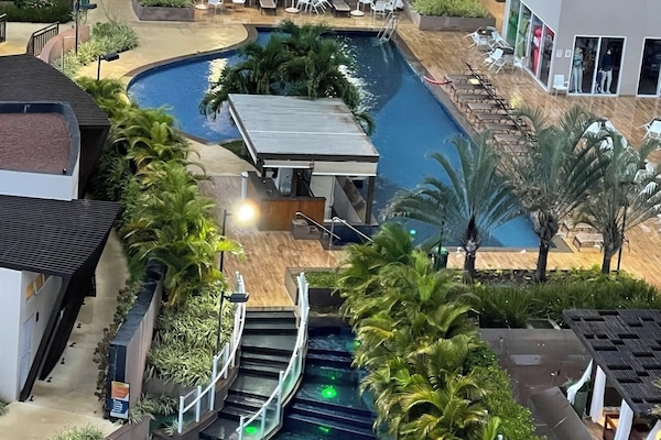 2 kolam renang terbuka