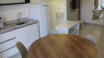 Deluxe Room, Garden View | Dining