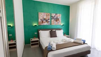 Tallelokero huoneessa, pimennysverhot, äänieristys, silitysrauta/-lauta