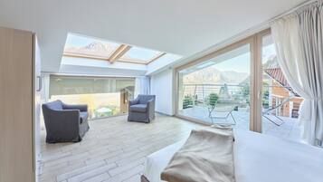 Deluxe-Apartment, Seeblick | Zimmersafe, Verdunkelungsvorhänge, schallisolierte Zimmer