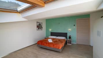 Apartamento Deluxe, vistas al lago | Caja fuerte, cortinas opacas, sistema de insonorización