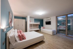 Huoneisto, järvinäköala | Tallelokero huoneessa, pimennysverhot, äänieristys, silitysrauta/-lauta