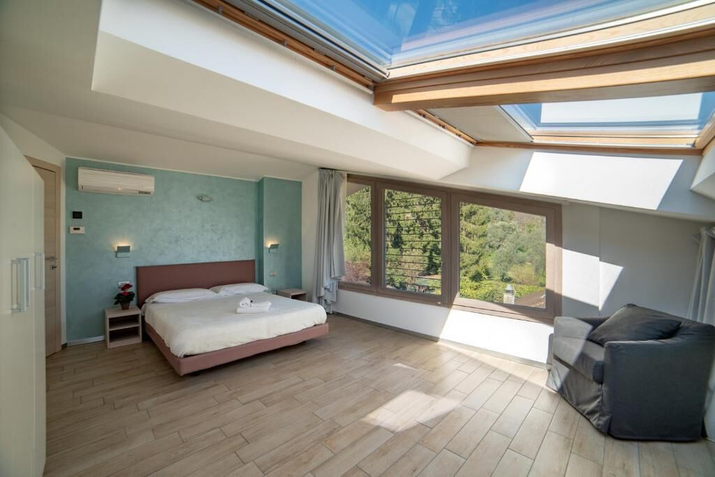 Deluxe-huoneisto, järvinäköala | Tallelokero huoneessa, pimennysverhot, äänieristys, silitysrauta/-lauta