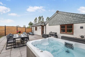 Outdoor dining - Escape the noise and rediscover your rhythm at this spectacular countryside getaway. (Pancrasweek)