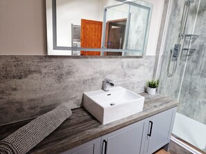 Hair dryer, towels - Escape the noise and rediscover your rhythm at this spectacular countryside getaway. (Pancrasweek)
