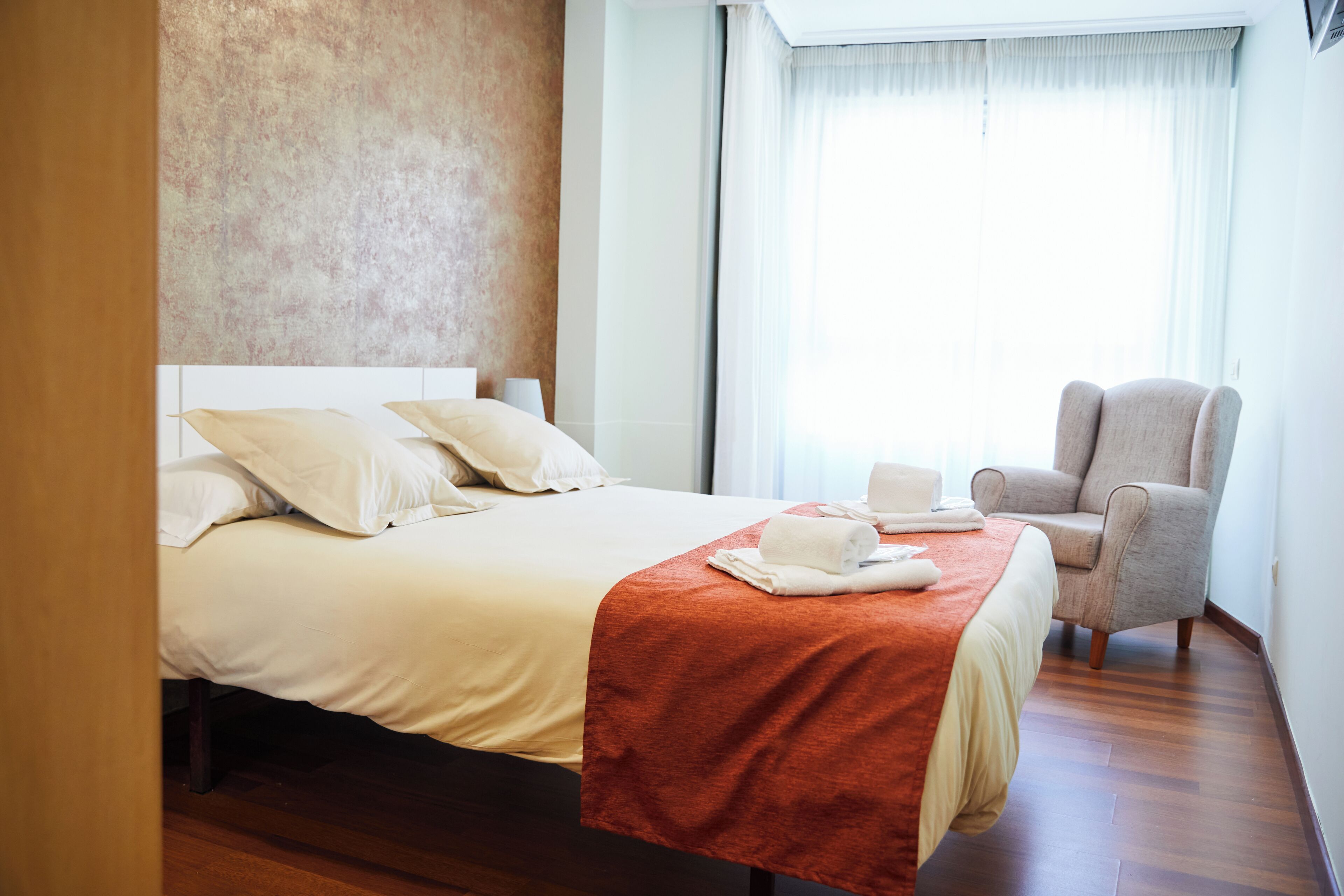 Tabla de planchar con plancha, wifi y ropa de cama 