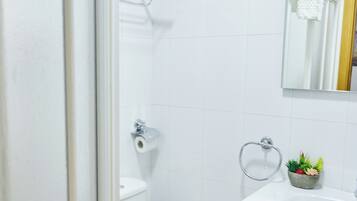 Douche, sèche-cheveux, serviettes fournies, savon