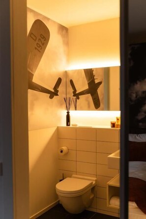 Chambre Double Supérieure, vue ville | Salle de bain | Savon, shampoing, papier toilette